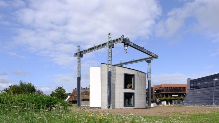 Perusahaan konstruksi asal Belgia, Kamp C,  baru saja membangun rumah 2 lantai pertama di dunia dari beton dengan teknologi 3D printer. Rumah 2 lantai itu dibangun seluas 90 meter persegi berukuran tinggi delapan meter (ukuran rata-rata rumah bertingkat di wilayah tersebut).