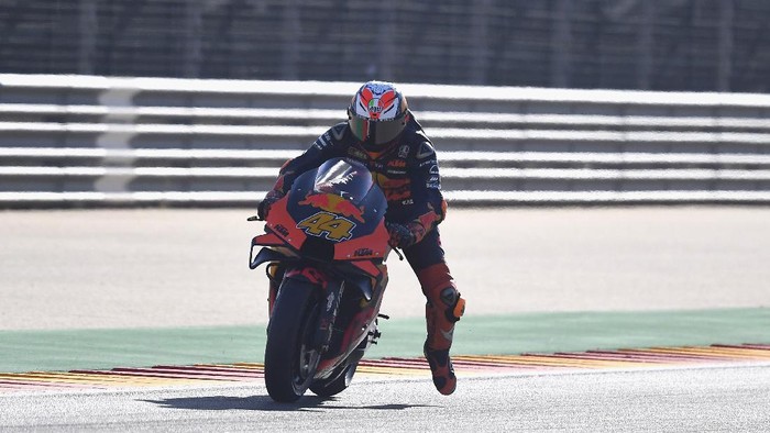 ALCANIZ, SPAIN - OCTOBER 17: Pol Espargaro of Spain and Red Bull KTM Factory Racing heads down a straight during the qualifying for the MotoGP of Aragon at Motorland Aragon Circuit on October 17, 2020 in Alcaniz, Spain. (Photo by Mirco Lazzari gp/Getty Images)