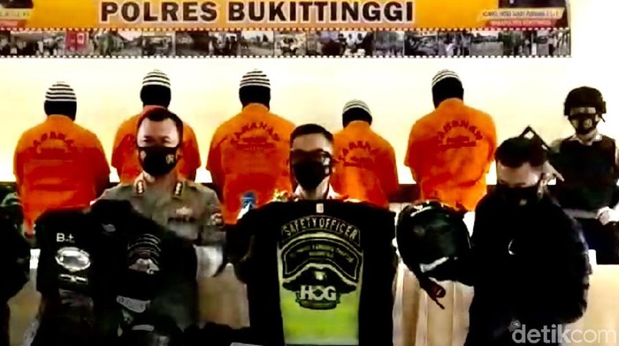 Polres Bukittinggi merilis kasus anggota klub Harley-Davidson mengeroyok prajurit TNI.