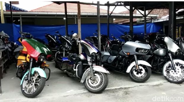 Polres Bukittinggi merilis kasus anggota klub Harley-Davidson mengeroyok prajurit TNI.