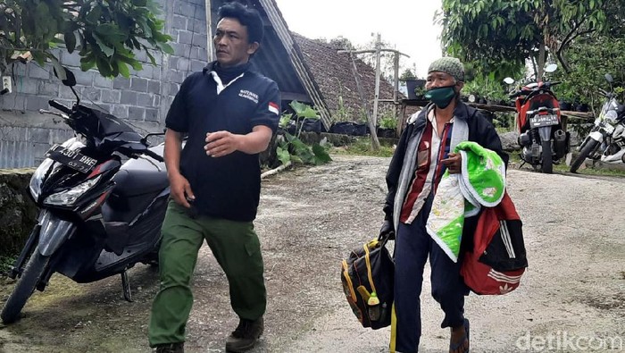 Potret Evakuasi Lansia dari Lereng Merapi Warga Padukuhan Kalitengah Lor, Kalurahan Glagaharjo, Cangkringan, Sleman mulai dievakuasi ke tempat yang lebih aman imbas status Siaga Gunung Merapi. Kebanyakan dari mereka adalah lansia.
