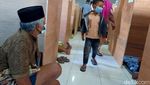 Potret Evakuasi Lansia dari Lereng Merapi