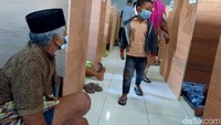 Total ada 80 bilik yang disediakan. Menurut Joko, kapasitas untuk saat ini semua cukup. Akan tetapi, BPBD Sleman juga sudah menyiapkan ruangan lain. Sementara itu, bila ada tambahan jumlah pengungsi, pihaknya sudah menyiapkan barak pengungsian lain.