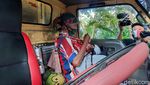 Potret Evakuasi Lansia dari Lereng Merapi