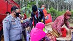 Potret Evakuasi Lansia dari Lereng Merapi