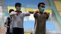 Olahraga pagi yang dilakukan rutin setiap hari tersebut untuk meningkatkan imunitas tubuh selama menjalankan isolasi. 