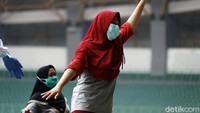 Demi kesembuhan, mereka tampak semangat mengikuti senam pagi.
