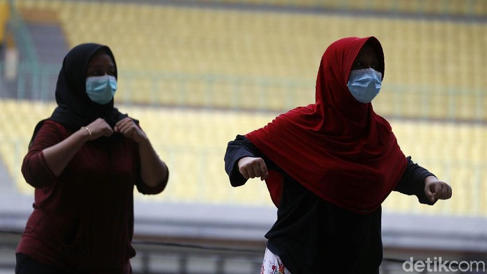 Potret Pasien Corona Senam Pagi di Stadion Patriot Candrabhaga Puluhan pasien OTG COVID-19 dirawat di Rumah Sakit Darurat di Stadion Patriot Candrabhaga, Kota Bekasi. Mereka mengisi pagi hari dengan senam pagi. Yuk lihat.