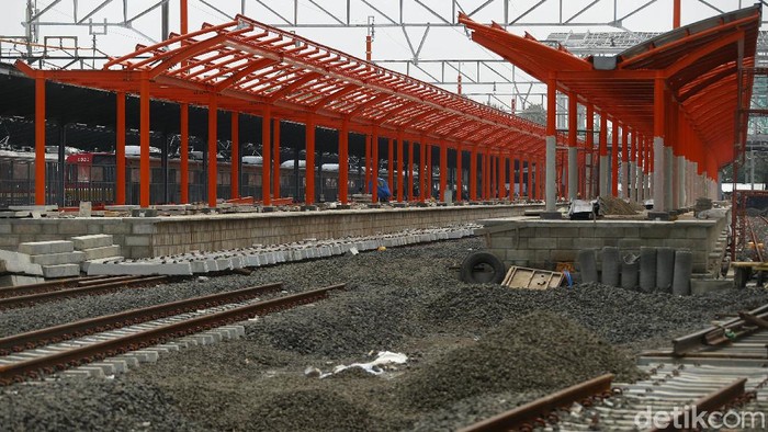 Pengerjaan proyek double-Double track Manggarai-Cikarang terus dilakukan. Proyek ini sempat terhambat akibat penerapan PSBB terkait COVID-19.