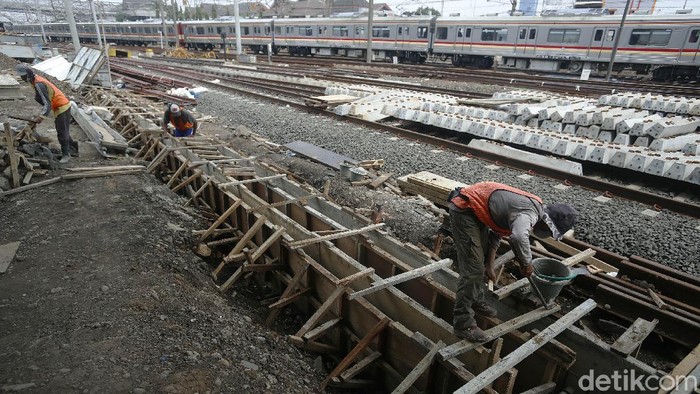 Potret Terkini Proyek DDT di Stasiun Bekasi Pengerjaan proyek double-Double track Manggarai-Cikarang terus dilakukan. Proyek ini sempat terhambat akibat penerapan PSBB terkait COVID-19.