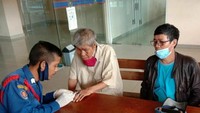 Damkar Jakarta Pusat juga pernah menerima permintaan tak wajar yakni mengevakuasi 18 cincin yang tersangkut di jemari lansia. Proses evakuasi cincin itu berlangsung hampir 1 jam. (Foto: Dok. Damkar Jakarta Pusat)