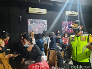 Razia Tempat Hiburan Malam di Surabaya, 21 LC dan 18 Pria Diamankan