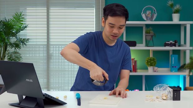 Reviewer Gadget David GadgetIn Iseng Review Pengupas Nanas dan Pemecah Telur