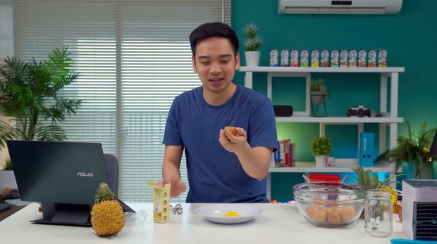 Reviewer Gadget David GadgetIn Iseng Review Pengupas Nanas dan Pemecah Telur