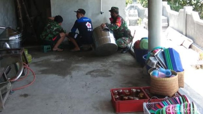 Suasana dapur umum di tempat evakuasi sementara Desa Tegalmulyo, Sabtu (7/11/2020).