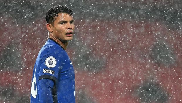 Thiago Silva MANCHESTER, ENGLAND - OCTOBER 24: Thiago Silva of Chelsea in action in action during the Premier League match between Manchester United and Chelsea at Old Trafford on October 24, 2020 in Manchester, England. Sporting stadiums around the UK remain under strict restrictions due to the Coronavirus Pandemic as Government social distancing laws prohibit fans inside venues resulting in games being played behind closed doors. (Photo by Michael Regan/Getty Images)
