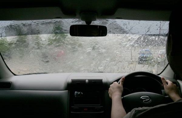 Tips berkendara mobil di musim hujan