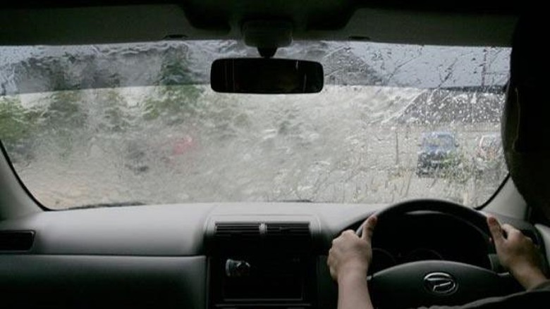 Tips berkendara mobil di musim hujan Tips berkendara mobil di musim hujan