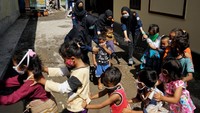 Trauma healing yang digelar oleh para relawan itu menjadi bentuk kepedulian akan kesejahteraan mental anak-anak pengungsi Gunung Merapi.