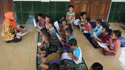 Trauma Healing untuk Anak-anak Pengungsi Merapi