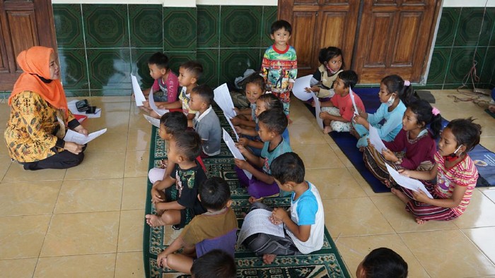 Sejumlah anak bermain saat trauma healing di pengungsian Balai Desa Deyangan, Mertoyudan, Magelang, Jateng, Sabtu (7/11/2020). Trauma healing yang digelar oleh para relawan itu menjadi bentuk kepedulian akan kesejahteraan mental anak-anak pengungsi Gunung Merapi. ANTARA FOTO/Andreas Fitri Atmoko/hp.