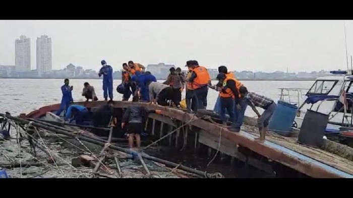 Upaya Evakuasi Korban Tewas Usai Kapal Terbalik di Muara Angke