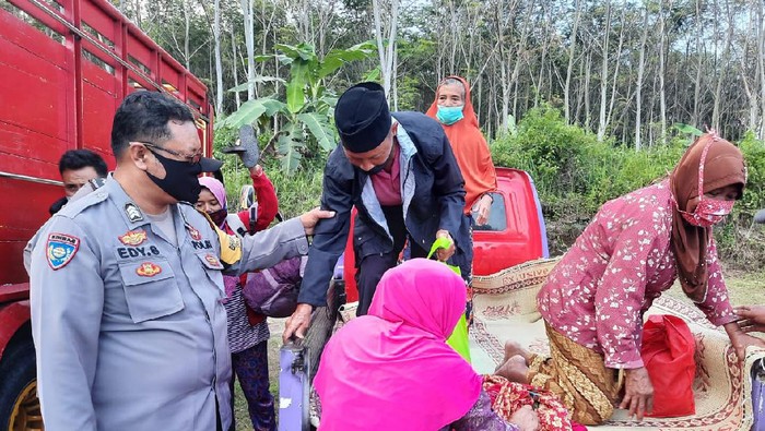 Warga Padukuhan Kalitengah Lor, Kalurahan Glagaharjo, Cangkringan, Sleman mulai mengungsi ke titik aman dari Merapi, Sabtu (7/11/2020)