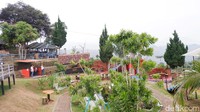 Momen matahari terbit dan tenggelam jadi favorit pengunjung. Tapi belakangan ini kota bandung selalu berawan dan diguyur hujan. (Siti Fatimah/detikcom)