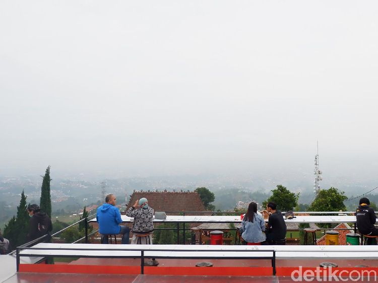 Potret Keindahan Kota Bandung di Wisata Kuliner Caringin Tilu