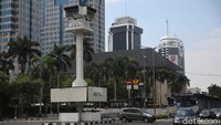 Diketahui, PT MRT Jakarta akan merelokasi cagar budaya Tugu Jam Thamrin di persimpangan Jalan MH Thamrin dan Jalan Kebon Sirih sebagai bagian dalam pembangunan fase 2A segmen 1 rute Bundaran HI- Monas.
