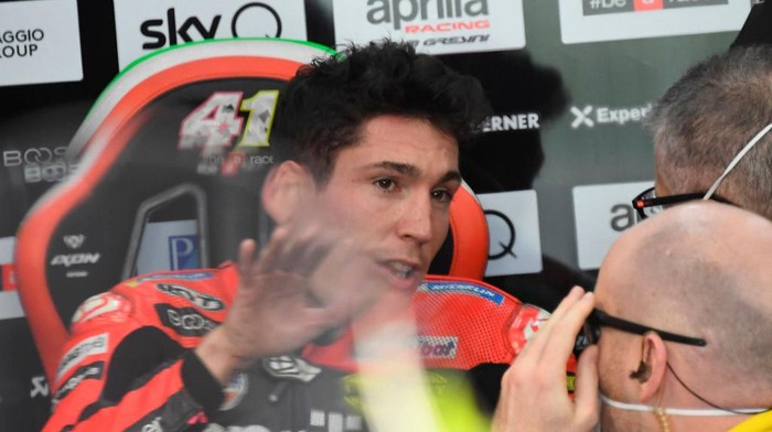 VALENCIA, SPAIN - NOVEMBER 06: Aleix Espargaro of Spain and Aprilia Racing Team Gresini speaks in box with mechanics during the free practice for the MotoGP of Europe at Comunitat Valenciana Ricardo Tormo Circuit on November 06, 2020 in Valencia, Spain. (Photo by Mirco Lazzari gp/Getty Images)