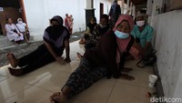 Warga lansia pun jadi prioritas untuk dievakuasi ke lokasi pengungsian guna mengantisipasi terjadinya erupsi Gunung Merapi