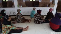 Guna mengurangi stres selama beraktivitas di pengungsian, senam relaksasi digelar bagi para pengungsi lansia di kawasan pengungsian tersebut.