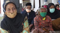 Senam relaksasi yang dipimpin langsung oleh relawan Tagana Sleman bertujuan untuk mengurangi stress pengungsi lansia selama berada di tempat pengungsian. 