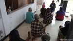 Begini Cara Para Lansia Atasi Stres di Pengungsian