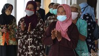 Senam relaksasi tersebut juga digelar agar para pengungsi lansia tetap dapat beraktivitas meski tengah berada di pengungsian.