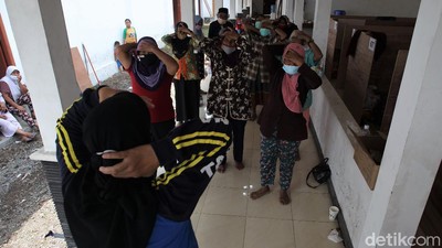 Begini Cara Para Lansia Atasi Stres di Pengungsian