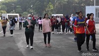 Hari Minggu kerap dimanfaatkan warga untuk berolahraga di kawasan GBK bersama keluarga maupun kerabat. 