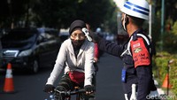 Guna mengantisipasi penyebaran virus Corona, sejumlah protokol kesehatan pun diterapkan. Salah satunya memeriksa suhu tubuh warga yang hendak berolahraga di kawasan GBK.
