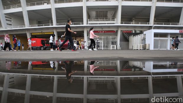 Kawasan Komplek Gelora Bung Karno, Jakarta, ramai dikunjungi warga di hari Minggu. Kebanyakan warga datang ke GBK untuk berolahraga. Berikut potretnya.