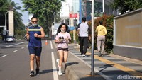 Sejumlah warga mendatangi kawasan GBK untuk berolahraga bersama keluarga maupun kerabat.