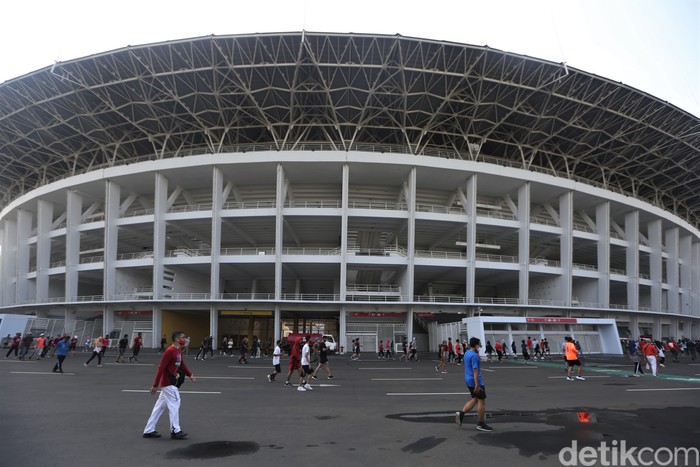 Kawasan Komplek Gelora Bung Karno, Jakarta, ramai dikunjungi warga di hari Minggu. Kebanyakan warga datang ke GBK untuk berolahraga. Berikut potretnya.