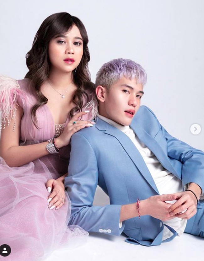 Penyanyi Brisia Jodie juga menjadi salah satu yang lebih memilih untuk menjalin hubungan asmara dengan pria yang merupakan mantan pacar temannya. Brisia Jodie diketahui tengah menjalin hubungan dengan pria bernama Julian Jacob. Julian Jacob sendiri merupakan mantan pacar Marion Jola. Foto: Instagram