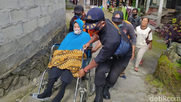 Evakusi warga di Desa Keningar, Magelang, 8/11/2020