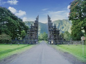 Hotel di Kuta: Kolam Renang Penuh Lumut, Lobi Berantakan