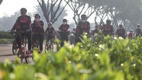 Kegiatan fun bike dengan protokol kesehatan ini juga diisi dengan kegiatan membagikan masker. Istimewa/Dok. Smartfren.