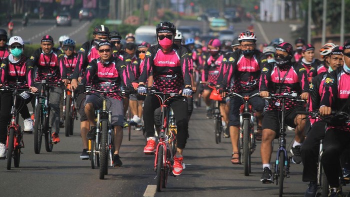 Gowes Santai Sembari Terapkan Protokol Kesehatan Bersepeda jadi salah satu kegiatan yang populer dilakukan masyarakat di masa pandemi. Guna cegah Corona, para pesepeda pun tetap terapkan protokol kesehatan.