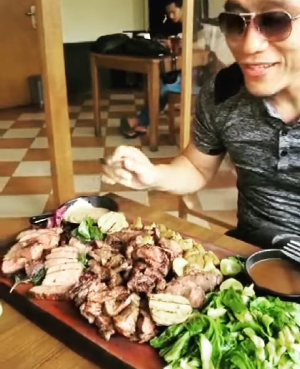 Gus Miftah Nangis Saat Pertama Kali Makan Beefsteak