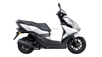 Secara postur, Honda NX125 tampak memiliki bodi yang bongsor untuk ukuran motor skutik 125 cc. Meski demikian, skuter matik ini ternyata memiliki bobot yang ringan, hanya 106 kg. Padahal tangki bahan bakarnya cukup besar, dengan kapasitas tampung 6 liter. Foto: Rushlane