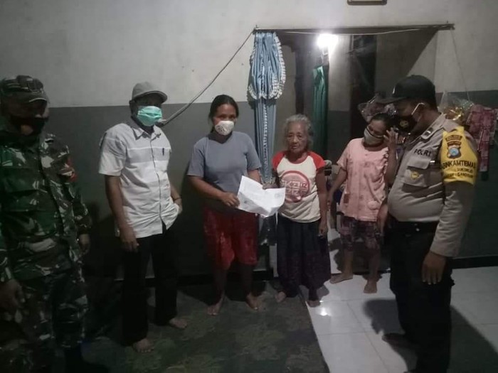 Kasus video viral seorang ibu muda yang mendorong nenek hingga jatuh terjengkang, di Kecamatan Gandusari Trenggalek berakhir damai. Kedua belah pihak sepakat melakukan mediasi dengan difasilitasi pemerintah desa dan kepolisian setempat.